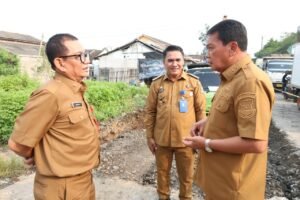 Bupati Maesyal Rasyid Pantau Progres Perbaikan Jalan Cangkudu-Cisoka yang Dibeton