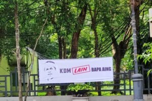 Ekspresi Protes Spanduk “KDM Lain Bapak Aing” Warnai Jalanan di Kota Bandung
