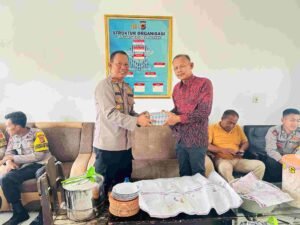 Kapolsek Pagaden Memberikan Cendera Mata Acara Pelepasan Purnabakti Kanit Binmas AKP Durahman