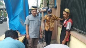 Sinergi Apik, Desa Kebon Cau Bersama Pelaku Usaha Gotong Royong Bersihkan Selokan Depan Kantor Desa