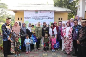 Wabup Intan Gencarkan Gerebek Posyandu, Sasar Stunting dengan Bantuan Ikan Segar