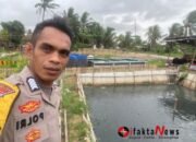 Bhabinkamtibmas Polsek Kronjo Polresta Tangerang Polda Banten Bripka Surono Melakukan Pembinaan terhadap Kelompok Tani Budidaya Ikan Lele di Desa Gandaria