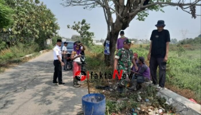 Jaga Kebersihan, Babinsa Bersama Warga Laksanakan Gotong Royong