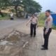 Cegah Kecelakaan, Satlantas Polresta Tangerang Pasang Imbauan di Jalan Berlubang