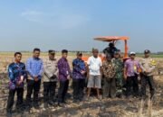 Polsek Kronjo Kawal Pematangan Lahan untuk Program Ketahanan Pangan di Desa Jenggot