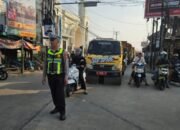 Anggota Polsek Pasar Kemis Laksanakan Gatur Lalin Pagi di Perempatan Pasar Kemis