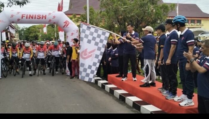 Ribuan Masyarakat dan Ratusan Hadiah Semarakkan Jalan Sehat dan Sepeda Santai Hari Bhayangkara ke -79 di Polda Kalteng