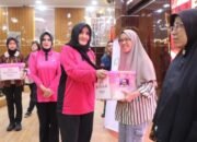 Bhayangkari Peduli, Wakil Ketua Bhayangkari Daerah Metro Jaya Serahkan Bantuan Paket Sembako kepada 150 Pasien Operasi Katarak di Kota Tangerang