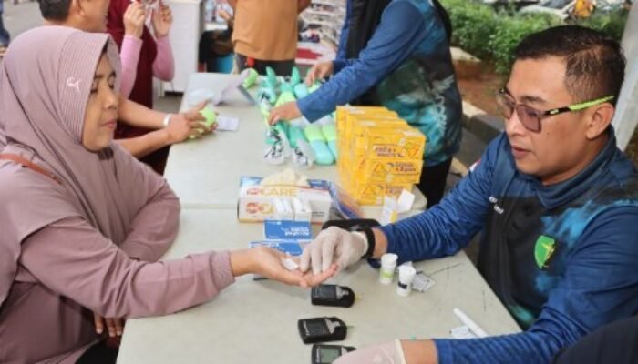 Polresta Tangerang Gelar Pemeriksaan Kesehatan dan Bagikan Kacamata Gratis di Car Free Day