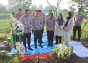 Peringati Hari Bhayangkara ke-79, Baharkam Polri Ziarah ke Makam Briptu Anumerta Ghalib