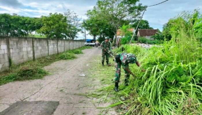 Karya Bakti Babinsa dan Warga Bersatu Wujudkan Lingkungan Bersih