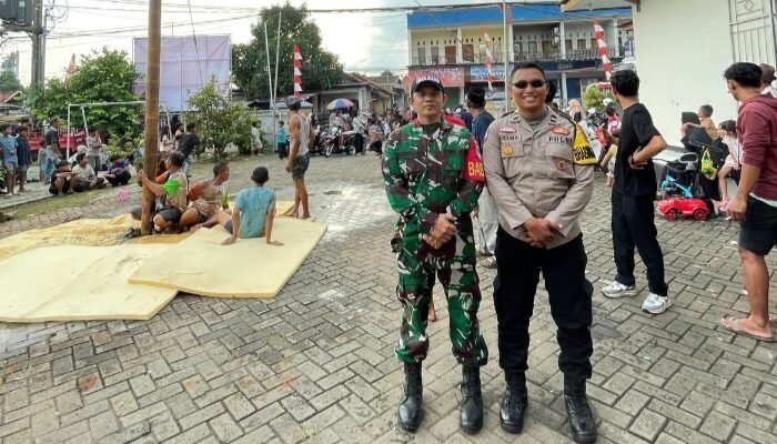 Semarakan HUT Bhayangkara ke-79, Polsek Panongan Gelar Lomba Panjat Pinang