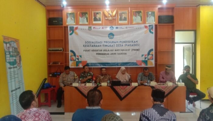 Bhabinkamtibmas Bripka Dian Eka P Hadiri Sosialisasi Program PAKADES dan PKBM di Desa Mekarsari