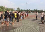 Meriahkan Hari Bhayangkara ke-79, Polresta Tangerang Gelar Lomba Panjat Pinang di Alun-Alun Tigaraksa