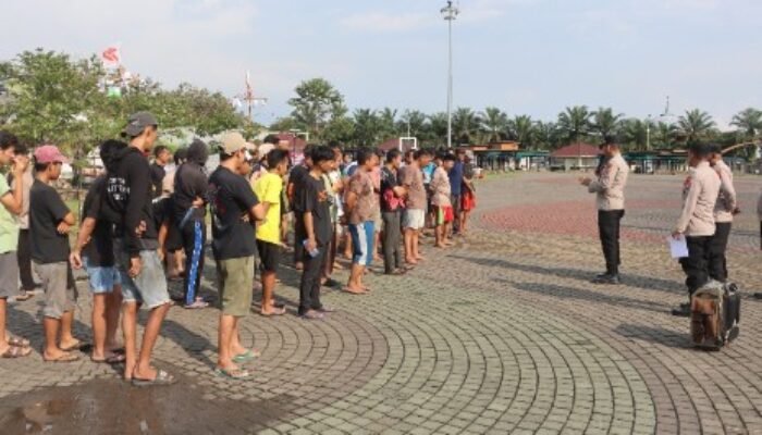 Meriahkan Hari Bhayangkara ke-79, Polresta Tangerang Gelar Lomba Panjat Pinang di Alun-Alun Tigaraksa