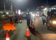 Polsek Kronjo Polresta Tangerang Membuat Marka Jalan untuk Keindahan dan Kenyamanan Mako