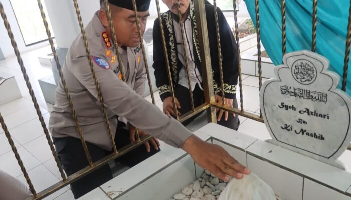 Awali Tugas di Hari Pertama, Kapolresta Tangerang Ziarah ke Makam R.A. Wangsakara, Dihadiahi Buku Ki Luluhur