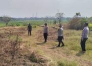 Kapolsek Kresek bersama Aparatur Desa Koper melaksanakan pegecekan Lahan Jagung