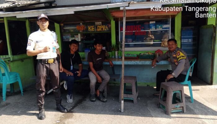 Bhabinkamtibmas Desa Bitung Jaya Sambangi Warung Binaan, Perkuat Silaturahmi dan Edukasi Kamtibmas
