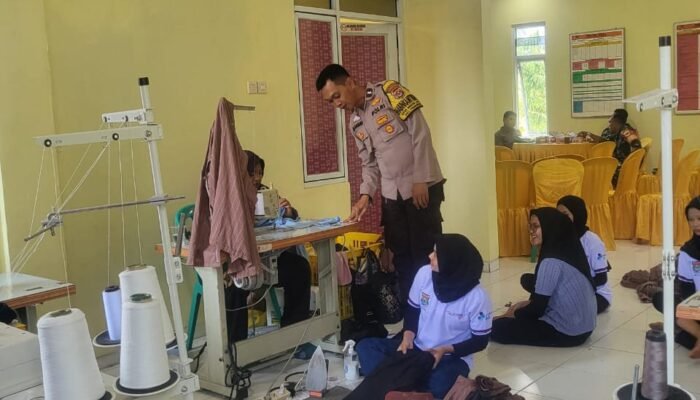 Polisi Peduli Pengangguran, Aipda Habibi Berikan Motivasi Kepada Warga Di Desa Mekarjaya