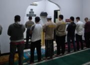 Personel Polsek Cikupa Laksanakan Sholat Subuh Berjamaah di Musholla Al Muttaqin