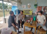 Bripka Dolfi Suhandi Laksanakan Sambang Warung Bhabinkamtibmas Ajak Pelihara Keamanan Wilayah