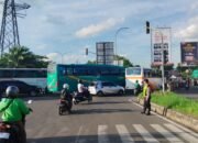 Anggota Sat Pam Obvit Polresta Tangerang Melaksanakan Kegiatan Strong Point Pengaturan Lalu Lintas di TL Kedaton Cikupa