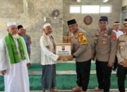 Bakso Urat di Jumat Berkah, Polresta Tangerang Bagi Sembako Buat Takmir Mesjid di Mauk