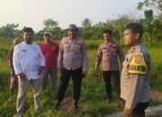Kapolsek Kresek bersama Kepala Desa Patrasana mengecek lahan untuk penanaman Jagung