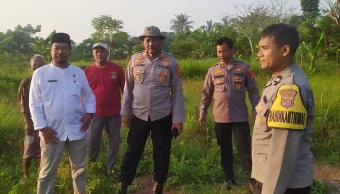 Kapolsek Kresek bersama Kepala Desa Patrasana mengecek lahan untuk penanaman Jagung