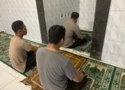 Jaga Kedekatan dengan Warga, Polsek Kronjo Laksanakan Sholat Subuh Berjamaah di Mushollah Al Rahman