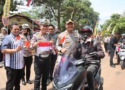 Polres Subang Bagikan Bendera Merah Putih Kepada Pengendara Dan Masyarakat Sambut Hut Ke-80 Kemerdekaan RI
