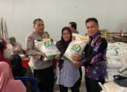 Bhabinkamtibmas Polsek Cikupa Desa Sukadamai Monitoring Penyaluran Bantuan Pangan dari Bulog