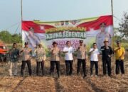 Saat Samapta dan Jatanras Polresta Tangerang ‘Sulap’ Padang Ilalang Jadi Lahan Siap Tanam Jagung