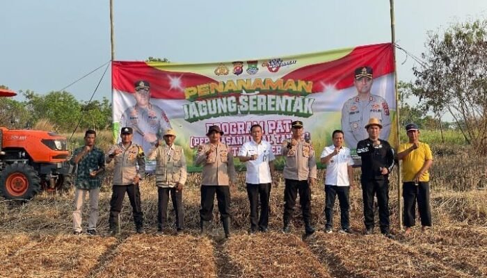 Saat Samapta dan Jatanras Polresta Tangerang ‘Sulap’ Padang Ilalang Jadi Lahan Siap Tanam Jagung