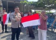 Polres Oku Bagikan Bedera Merah Putih Kepada Warga