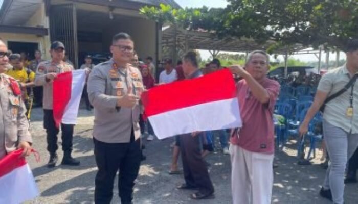 Polres Oku Bagikan Bedera Merah Putih Kepada Warga