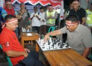Ngariung Bareng Warga, Kapolresta Tangerang ‘Tumbangkan’ Ketua RW dalam Duel Panas Catur