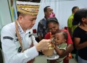 Pj Gubernur Papua Agus Fatoni Tinjau Puskesmas Kosiwo, Beri Bantuan Vitamin-Susu Anak