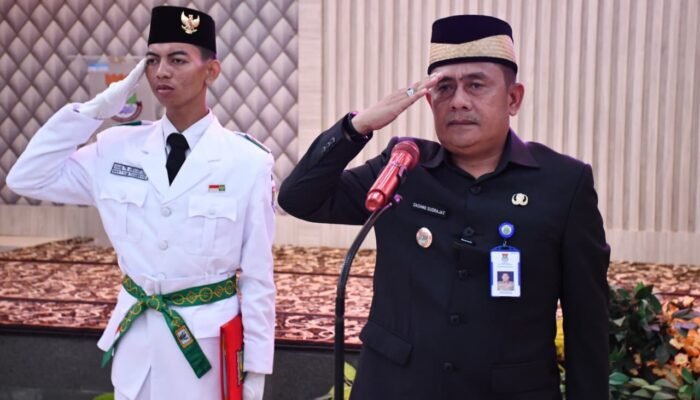Dadang Sudrajat S,S.Sos.,MM.,M.Si Camat Kelapa Dua Kukuhkan 52 Paskibra Hut RI Ke-80