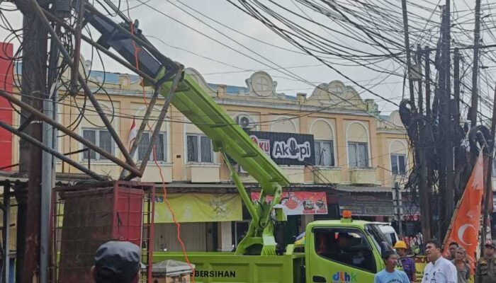 Gerak Cepat Camat Cisoka Bersama DLHK Dan Satpol PP kabupaten Tangerang Turun Tanganin Cepat  Reklame Nyari Jatoh