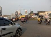 Anggota Sat Pam Obvit Polresta Tangerang Melaksanakan Kegiatan Strong Point Pengaturan Lalu Lintas di TL Kedaton Cikupa