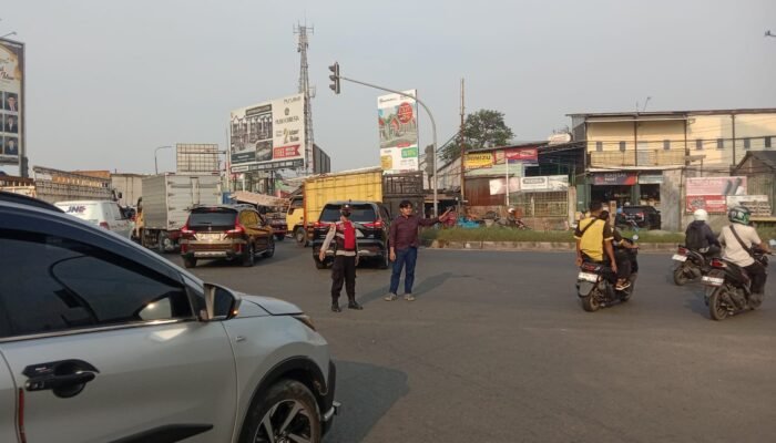 Anggota Sat Pam Obvit Polresta Tangerang Melaksanakan Kegiatan Strong Point Pengaturan Lalu Lintas di TL Kedaton Cikupa