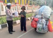 Satlantas Polres Metro Tangerang Kota Gelar “Polantas Menyapa” dan Bagikan Beras untuk Pemulung