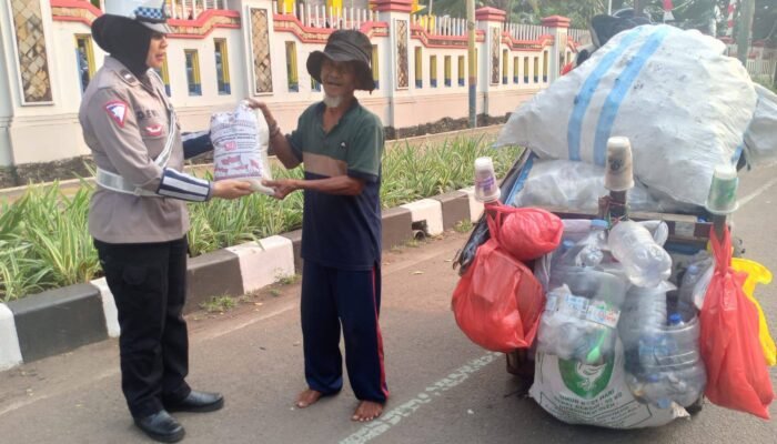 Satlantas Polres Metro Tangerang Kota Gelar “Polantas Menyapa” dan Bagikan Beras untuk Pemulung