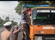 Polantas Kediri Kota Pasang Bendera Merah Putih di Kendaraan Warga