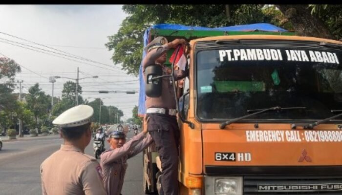 Polantas Kediri Kota Pasang Bendera Merah Putih di Kendaraan Warga