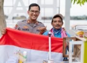 Polres Berau Meriahkan CFD dengan Pembagian Bendera Merah Putih kepada Warga