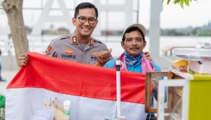Polres Berau Meriahkan CFD dengan Pembagian Bendera Merah Putih kepada Warga