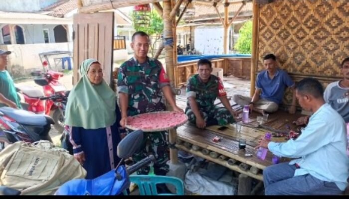 Babinsa Koramil 14/Panongan Melaksanakan Pendampingan UMKM Produksi Makanan Tradisional Rengginang